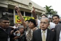 El nuevo presidente de la Corte Suprema de Justicia de El Salvador, Ovidio Bonillo, a la derecha El nuevo presidente de la Corte Suprema de Justicia de El Salvador, Ovidio Bonillo, a la derecha