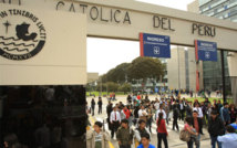 Entrada de la Pontificia Universidad Católica del Perú