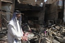 Un hombre, en el lugar donde explotó una bomba, en Madain, al sur de Bagdad.