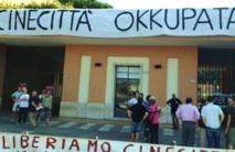 Los trabajadores protestan en la entrada de los estudios de Cinecittá