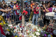 La gente hace fotos al árbol La gente hace fotos al árbol