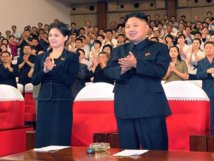 Kim Jong Un-derecha- y Ri Sol ju