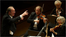 Nikolaus Harnoncourt, dirigiendo a Concentus Musicus de Viena.