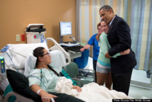 Barack Obama, en el hospital, con supervivientes de la matanza.