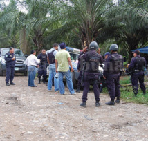 Campesinos y militares, en el Aguán, Honduras.
