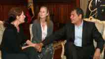 Christine Assange-izquierda-y el presidente de Ecuador, Rafael Correa.