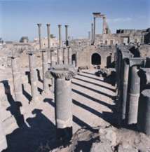 Bosra, ciudad del sur de Siria, alguna vez capital de la provincia romana de Arabia, era una parada importante en la antigua ruta de las caravanas. Un magnífico teatro romano del siglo II, ruinas romanas y bizantinas, así como varias mezquitas se encuentran dentro de sus murallas