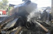 Vehículos incendiados en el lugar de la explosión en Damasco, Siria.