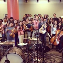 Juanes con los jóvenes músicos de YOLA