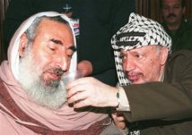 Ahmad Yasin y Yasir Arafat(derecha).