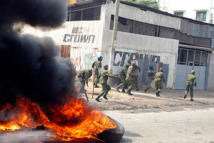 Policías en las calles, durante los disturbios en Mombasa.