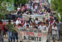 Los maestros y gente que les apoya, manifestándose a favor de la educación laica.