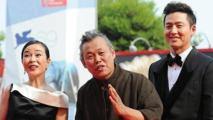 Kim Ki Duk, al centro, con los protagonistas de su última película, en Venecia.