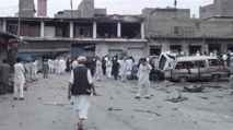 La gente se congrega en el lugar de la explosión en Parachinar, Pakistán.