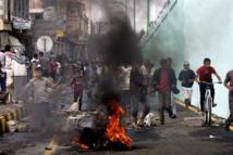 Manifestantes alejándose de la policía en Saná, Yemen.
