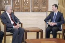 Al Ajdar Brahimi-a la izquierda-y Bashar Al Asad
