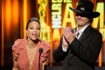 Zoe Saldana-izquierda- durante la entrega de los premios de ALMA