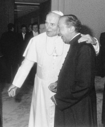 El fundador de Comunión y Liberación, Luigi Giussani, a la derecha, con el Papa.