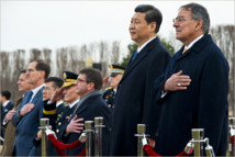 Xi Jingping-a la izquierda-y Leon Panetta.