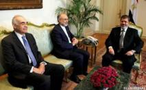 El ministro de Exteriores iraní, Ali Akbar Salehi, en el centro, y el presidente egipcio, Muhammad Mursi, a la derecha.