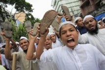 Manifestantes contra el film antiislámico en Dhaka, Bangladesh.