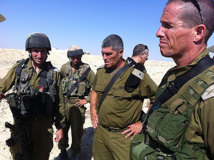 El jefe del mando sur del ejército israelí, Tal Russo, en el centro, visita el lugar del ataque.