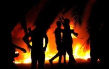 Libios celebran la toma del cuartel general de Ansar al Sharia.