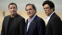 De izquierda a derecha, John Travolta, Oliver Stone y Benicio del Toro