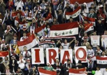 Aficionados iraquíes ondean su bandera durante un partido de su selección.