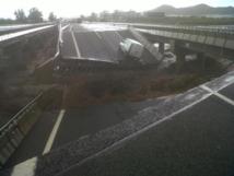 El puente de una autopista, roto.