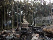 Un templo budista incendiado, en Bangladesh.