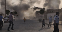 La gente corre entre el humo en el pueblo turco de Akçabale La gente corre entre el humo en el pueblo turco de Akçabale