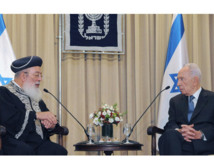 Shimon Peres-derecha-, hablando con un  rabino.