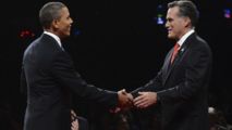 Barack Obama-a la izquierda-y Mitt Romney