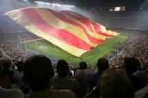 Una bandera catalana enorme, en el estadio del F.C. Barcelona