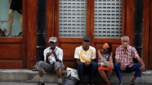 Unos cubanos sentados en la calle Unos cubanos sentados en la calle