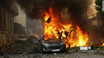 El coche bomba en llamas, en Beirut. El coche bomba en llamas, en Beirut.
