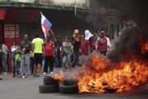 Manifestantes quemando neumáticos en Panamá