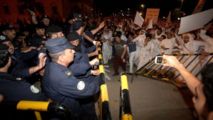 Manifestantes y policías chocan en Kuwait Manifestantes y policías chocan en Kuwait