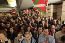 Simpatizantes del PNV, en la sede del partido en Bilbao.