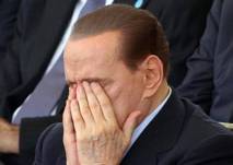 Silvio Berlusconi, durante el juicio, cubriéndose la cara.