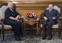Hillary Rodham Clinton-a la izquierda- y Abdulasis Buteflika