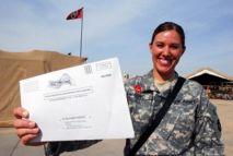 Una soldado muestra el sobre de voto por correo en las elecciones de 2008 Una soldado muestra el sobre de voto por correo en las elecciones de 2008