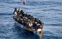 Inmigrantes africanos en una pequeña embarcación