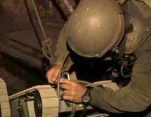 Un soldado israelí, en un túnel en Gaza