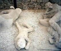Los cuerpos de quienes intentaban huir, dejaron su huella, que se ha usado para hacer estas estatuas de escayola Los cuerpos de quienes intentaban huir, dejaron su huella, que se ha usado para hacer estas estatuas de escayola