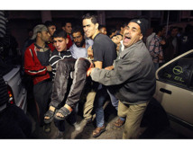 Algunos palestinos llevan a los heridos al hospital Shifa, en Gaza. Algunos palestinos llevan a los heridos al hospital Shifa, en Gaza.