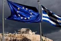 La bandera europea junto a la bandera griega La bandera europea junto a la bandera griega