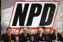 Holger Apfel, a la izquierda, junto a otros dirigentes del NPD