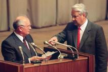 Boris Yeltsin, a la derecha, interrumpe un discurso de Mijail Gorbachov Boris Yeltsin, a la derecha, interrumpe un discurso de Mijail Gorbachov